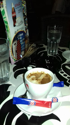 Kava u večernjem ambijentu
